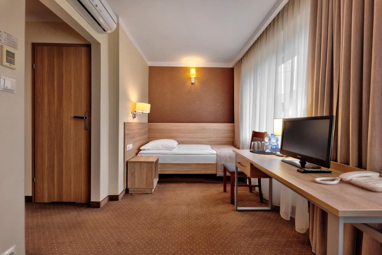Hotel Lesny Белосток Экстерьер фото